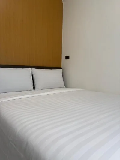 Queen Standard con balcone (camera 3), 3° piano, 14 m² — M2 Room For Rent